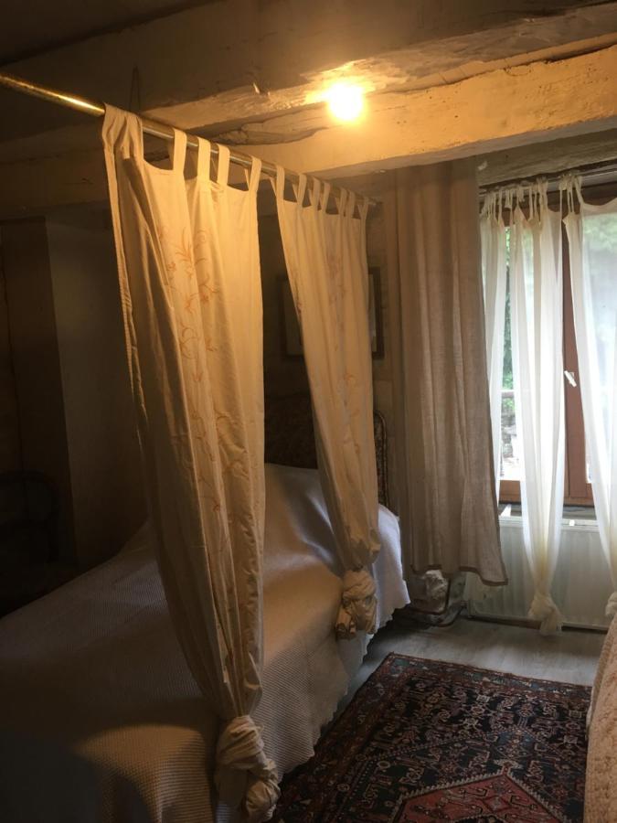 Bed and Breakfast Le Moulin A Huile Vailhourles Exterior foto