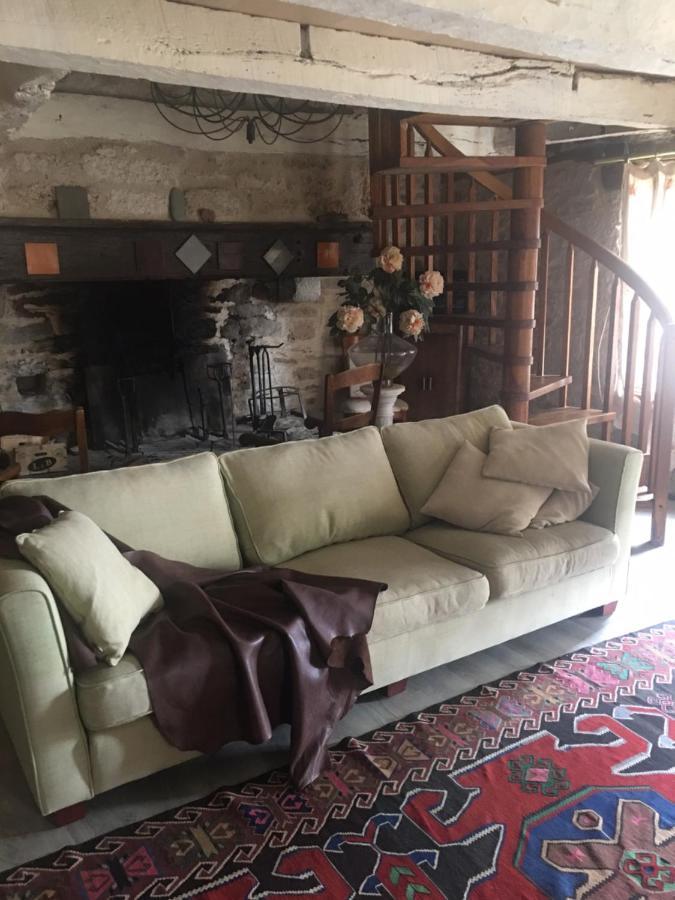 Bed and Breakfast Le Moulin A Huile Vailhourles Exterior foto