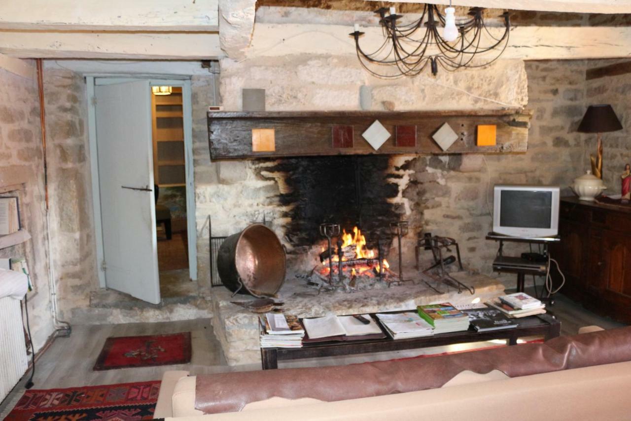 Bed and Breakfast Le Moulin A Huile Vailhourles Exterior foto