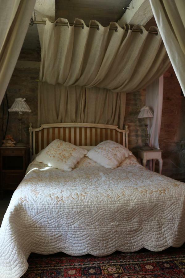 Bed and Breakfast Le Moulin A Huile Vailhourles Exterior foto