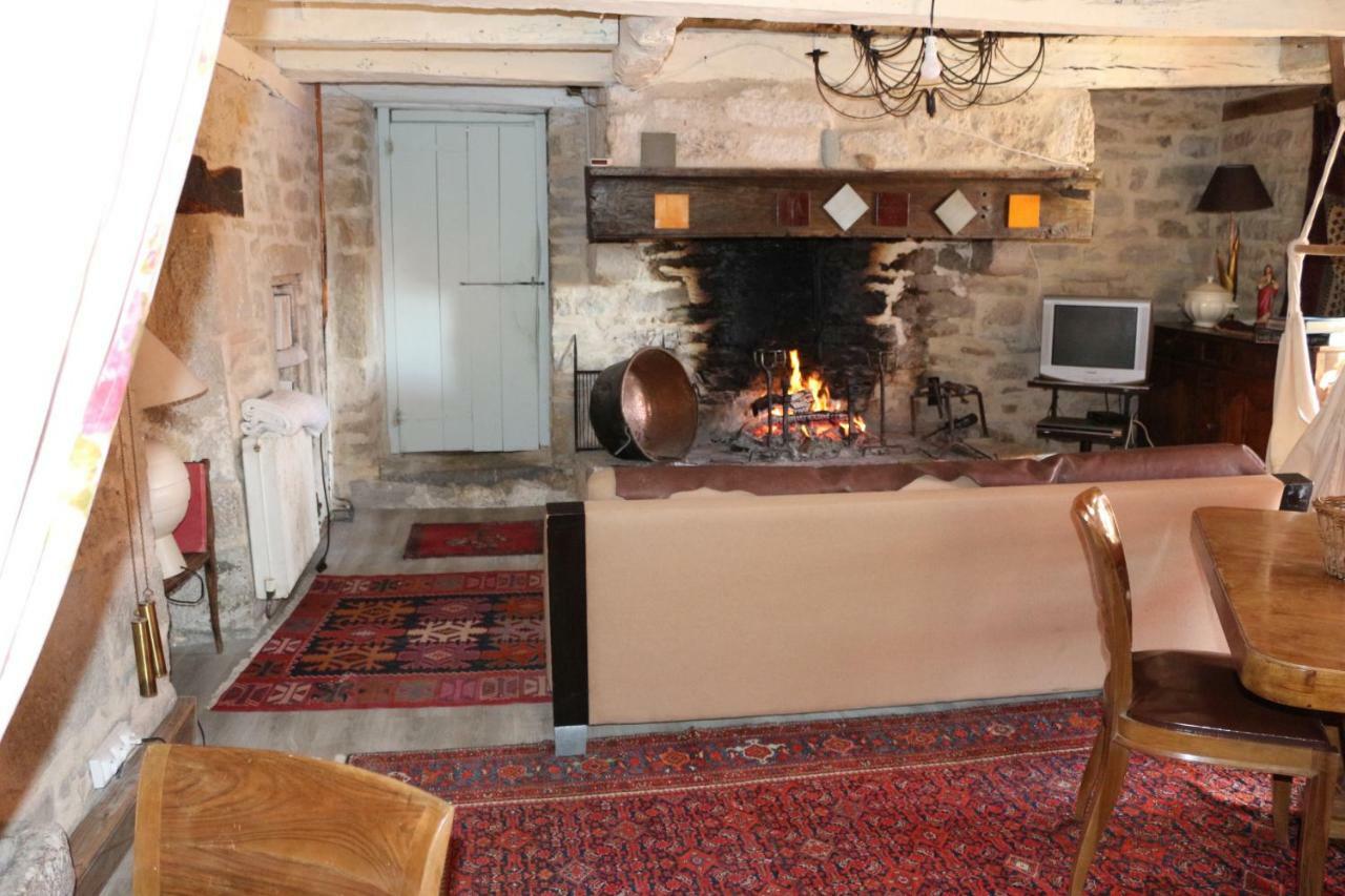 Bed and Breakfast Le Moulin A Huile Vailhourles Exterior foto